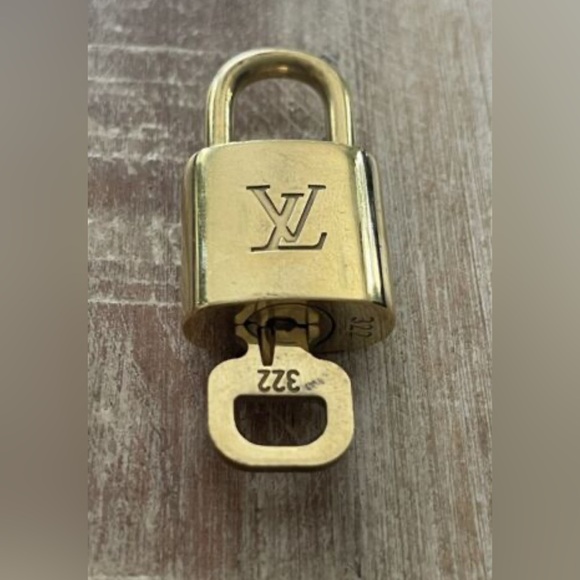 Louis Vuitton Gold Padlock with brass Unpolished - Picture 3 of 4